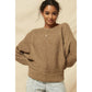 Un pull en maille côtelée