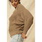 Un pull en maille côtelée