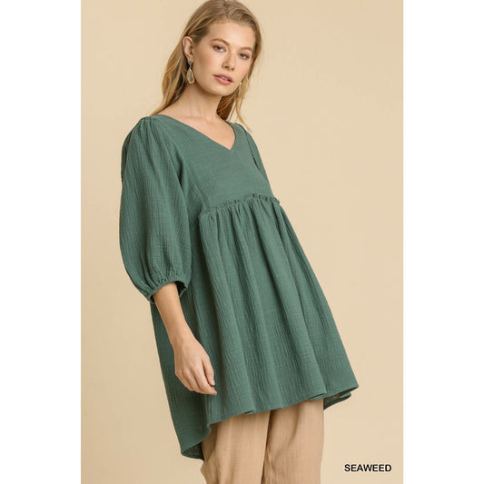Robe tunique en gaze flammée à col en V et bords effilochés