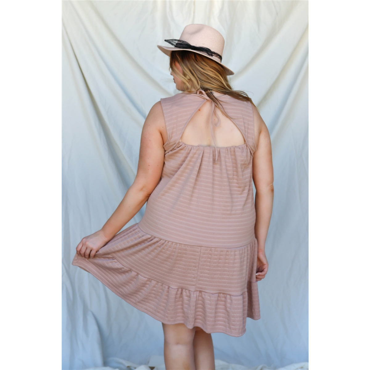Plus - Robe courte abricot à ourlet texturé à volants et dos ouvert avec détail à nouer