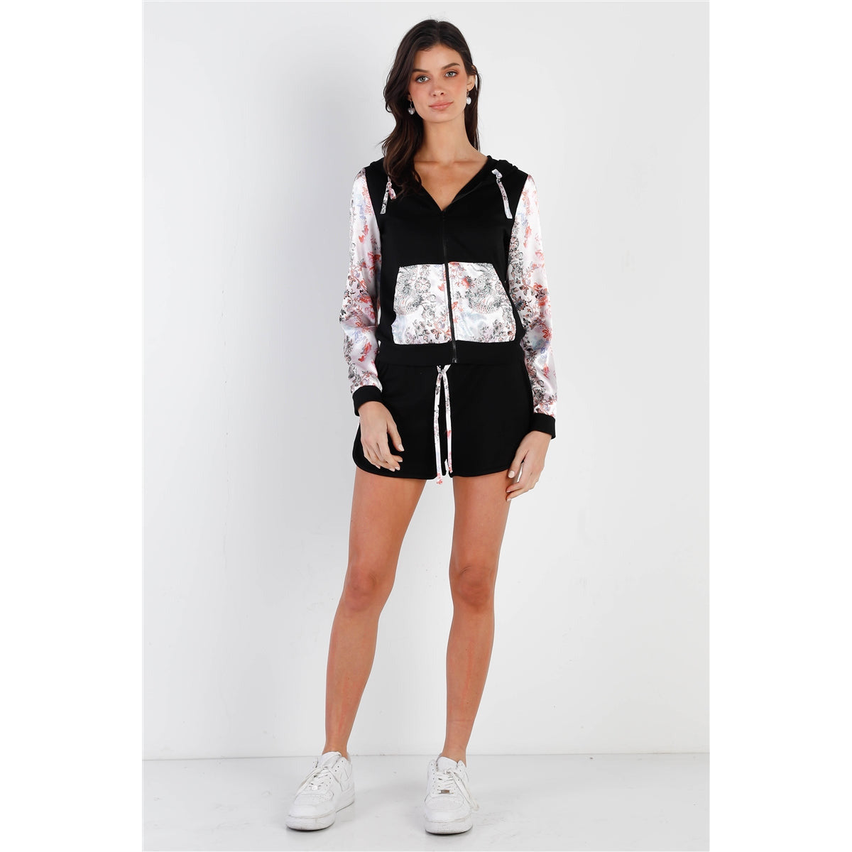 Ensemble haut et short à capuche et short zippés noirs et multicolores à imprimé color block